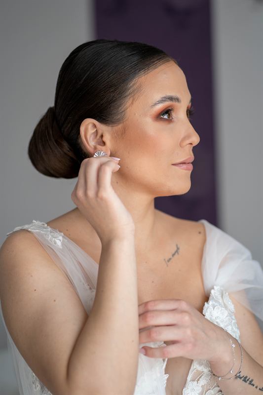 Portret de mireasă cu cercel elegant